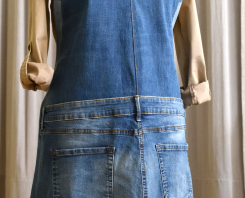 Bild 1: Jeansschürze gebunden